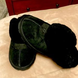 Black Ugg slippers fur inside leather outside have been worn good shape